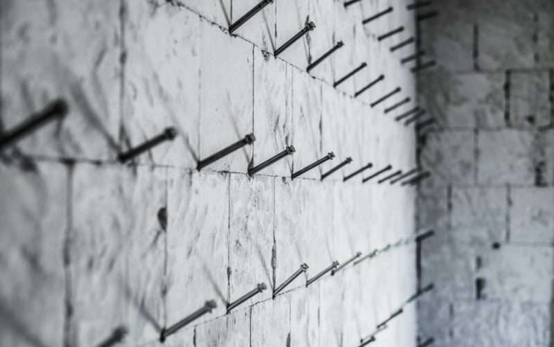 Flächeninjektion mit mehreren Bohrlochreihen und Injektionslanzen an einer Kellerwand